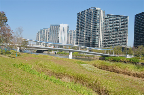 輕盈飄逸，ETFE人行天橋?yàn)槌鞘性鎏硪坏黎诧L(fēng)景線(xiàn)